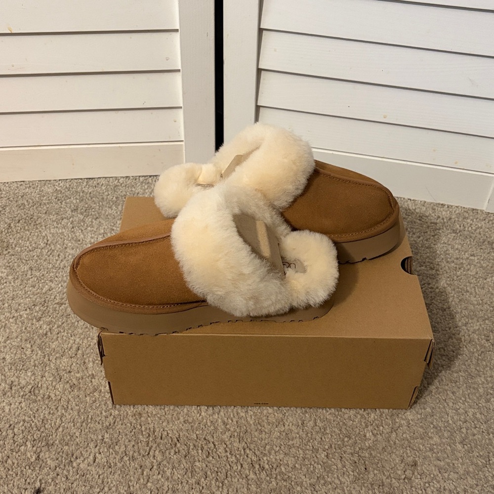 Ugg Disquette Shearling Platform Slippers - Picture 4 of 6